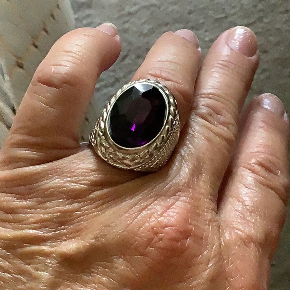 Ring purple stone silver ring size 7 great cond. Comes in a ring box